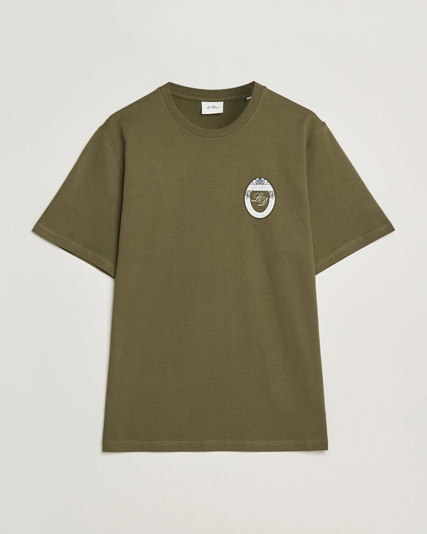 LES DEUX Brday Emblem T-Shirt Olive Night Green – Grün