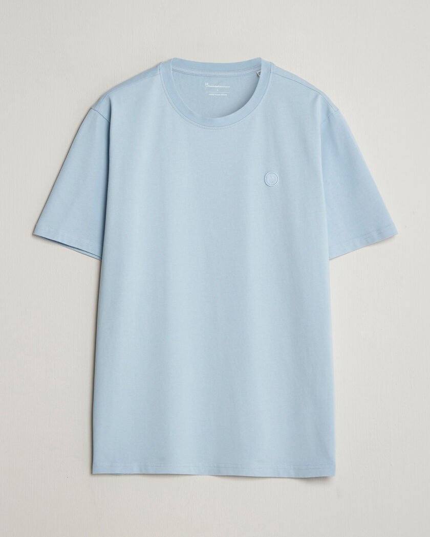 KnowledgeCotton Apparel Badge T-Shirt Skyway – Blau