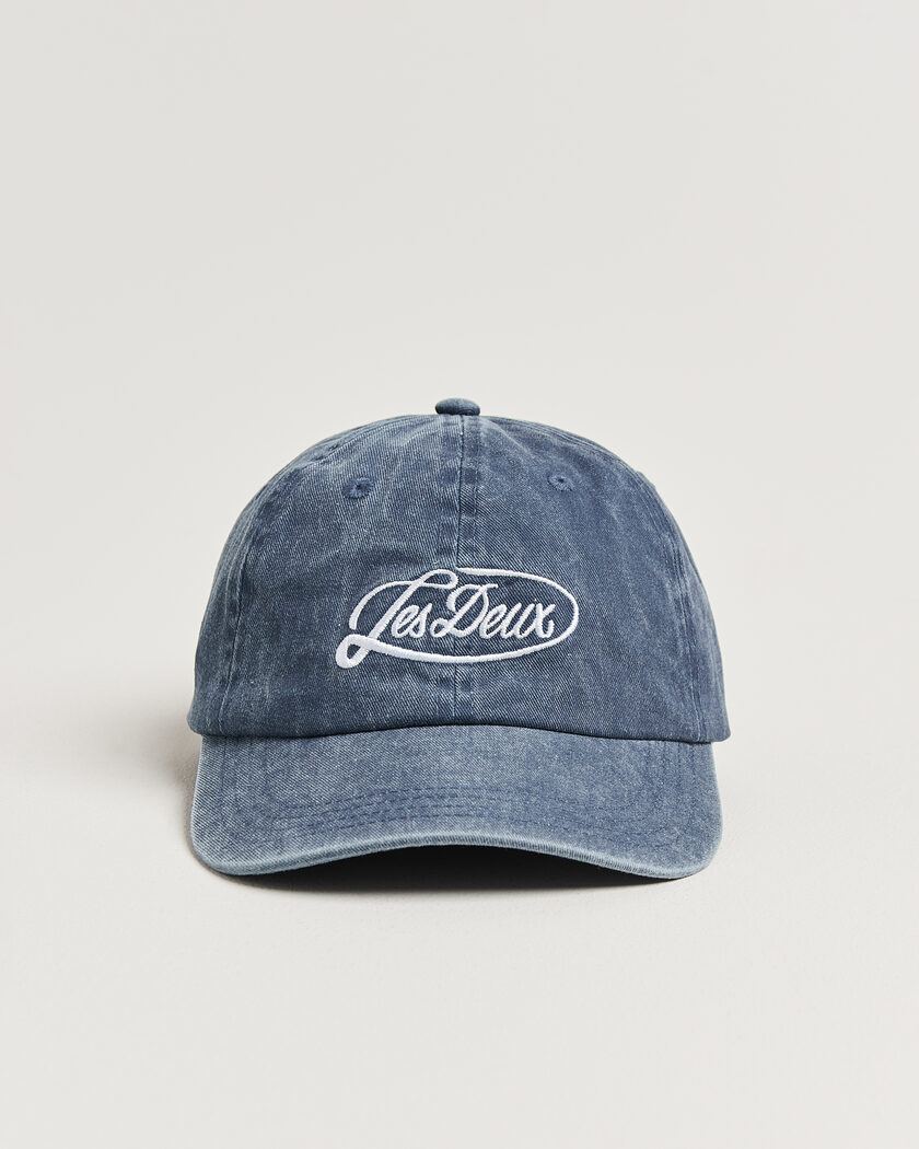 LES DEUX Logo Dad Cap Dark Denim Blue – Blau