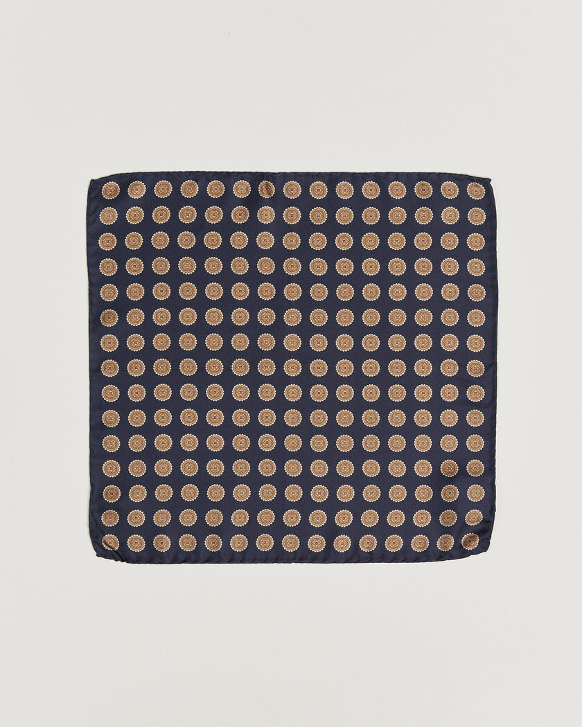 Amanda Christensen Silk Twill Medallion Pocket Square Navy – Blau