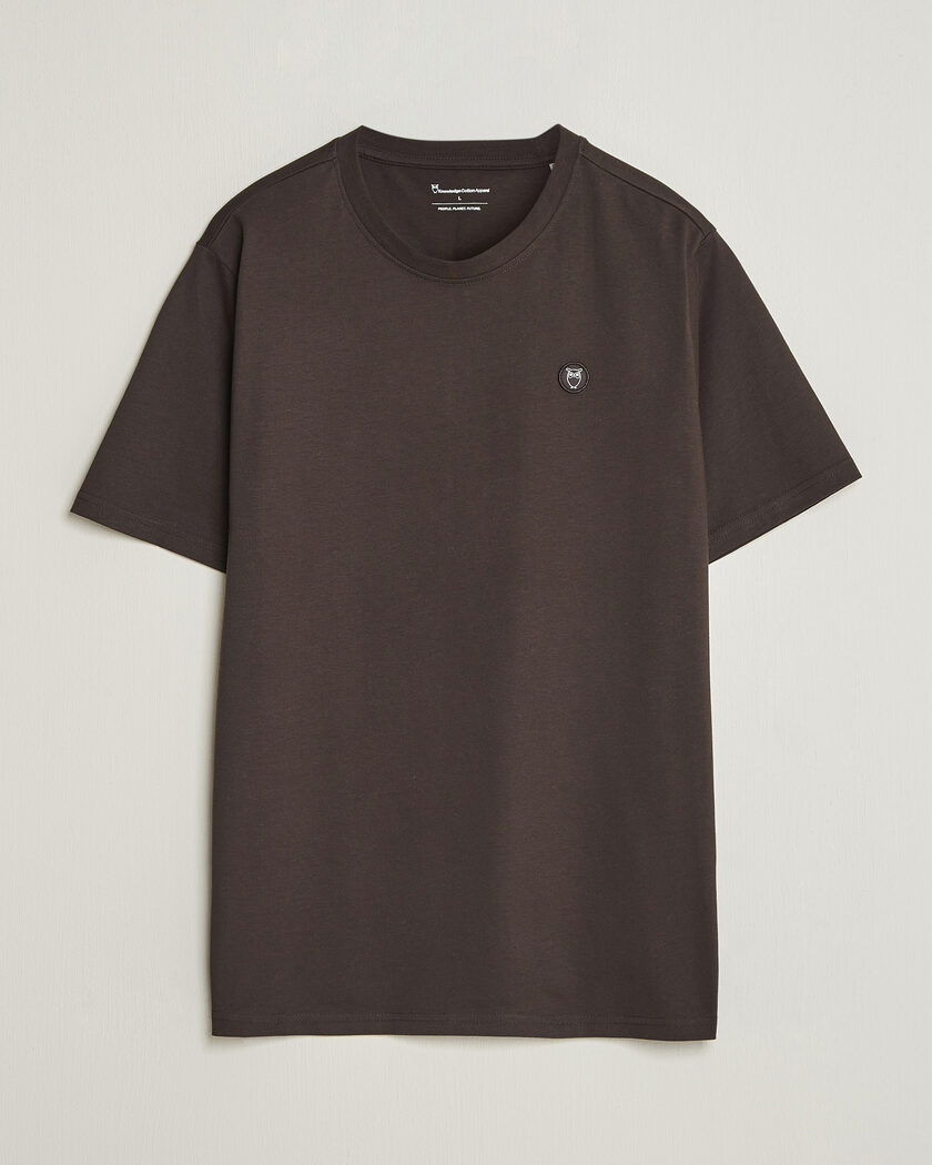 KnowledgeCotton Apparel Loke Badge T-Shirt Chocolate Torte – Braun