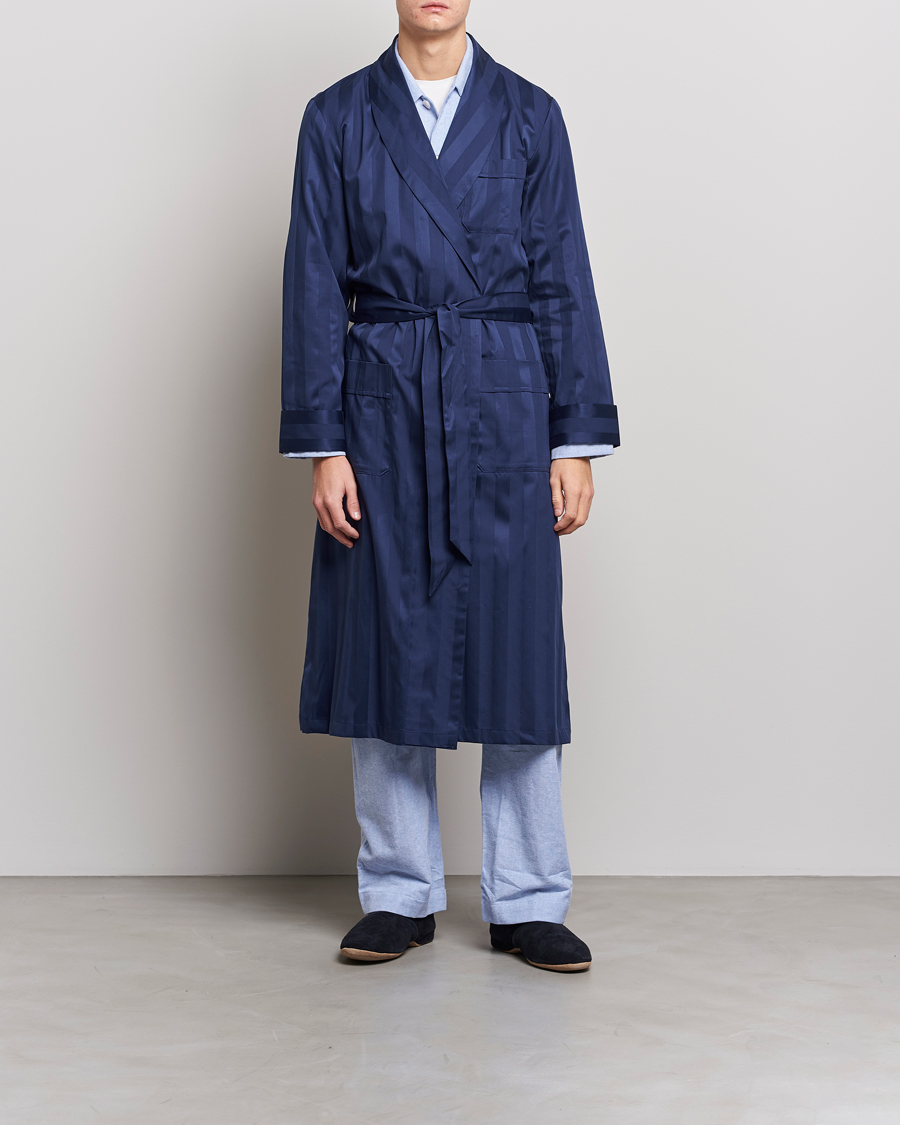 Herren | Schlafanzüge & Bademäntel | Derek Rose | Striped Cotton Satin Dressing Gown Navy/Navy