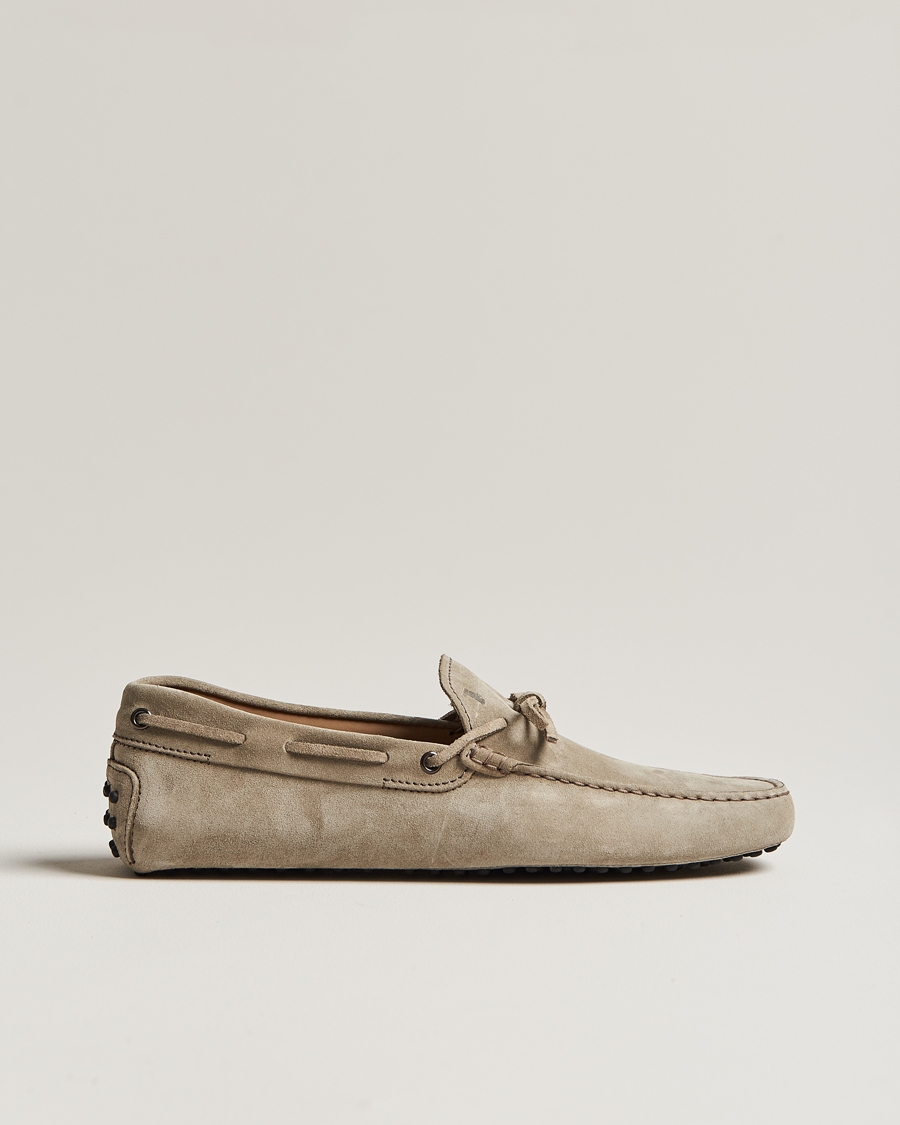 Herren | Tod's Lacetto Gommino Carshoe Taupe Suede | Tod's | Lacetto Gommino Carshoe Taupe Suede