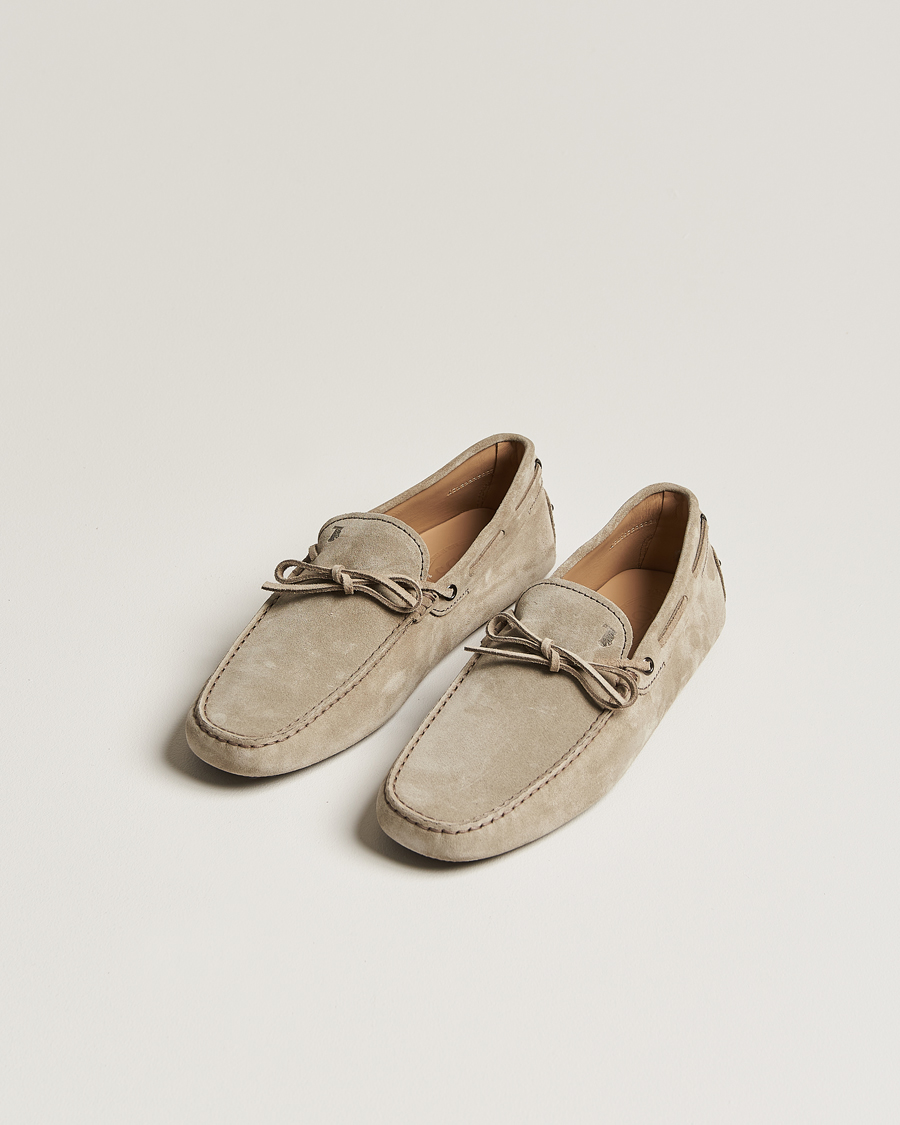 Herren | Tod's Lacetto Gommino Carshoe Taupe Suede | Tod's | Lacetto Gommino Carshoe Taupe Suede