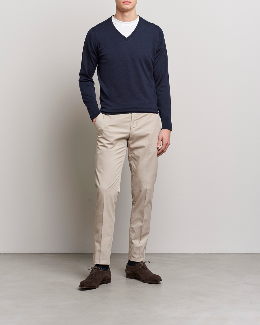 Herren | Pullover | John Smedley | Bobby Extra Fine Merino V-Neck Pullover Midnight