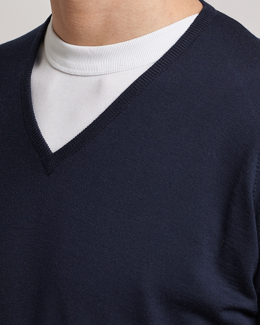 Herren | Pullover | John Smedley | Bobby Extra Fine Merino V-Neck Pullover Midnight