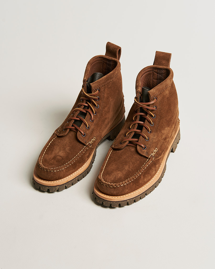 Herren | Yuketen Cortina Sole Angler Boots Dark Brown Suede | Yuketen | Cortina Sole Angler Boots Dark Brown Suede