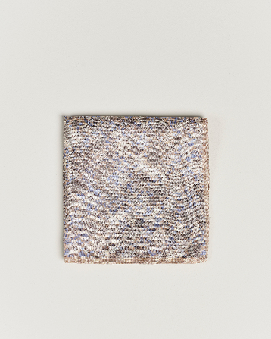 Herren | Amanda Christensen Silk Oxford Printed Flower Pocket Square Yellow | Amanda Christensen | Silk Oxford Printed Flower Pocket Square Yellow