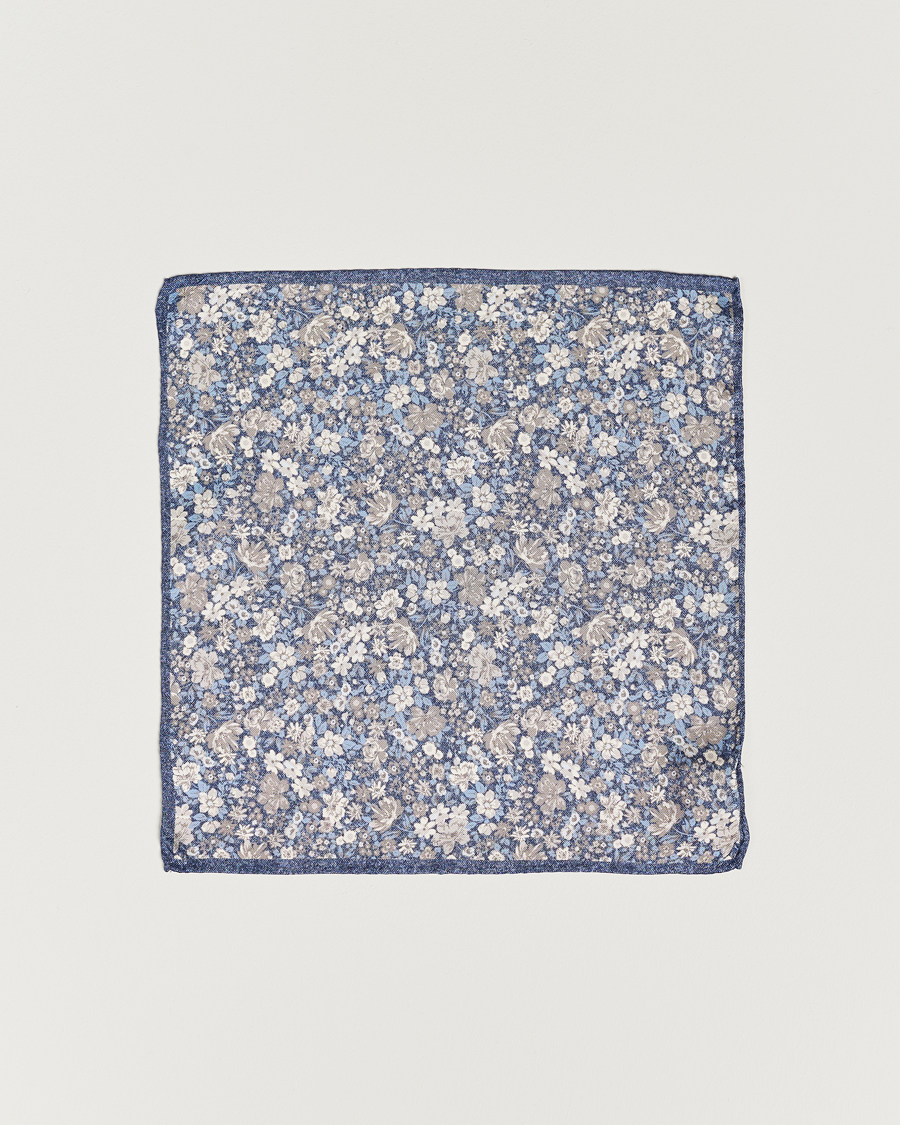 Herren | Amanda Christensen Silk Oxford Printed Flower Pocket Square Navy | Amanda Christensen | Silk Oxford Printed Flower Pocket Square Navy