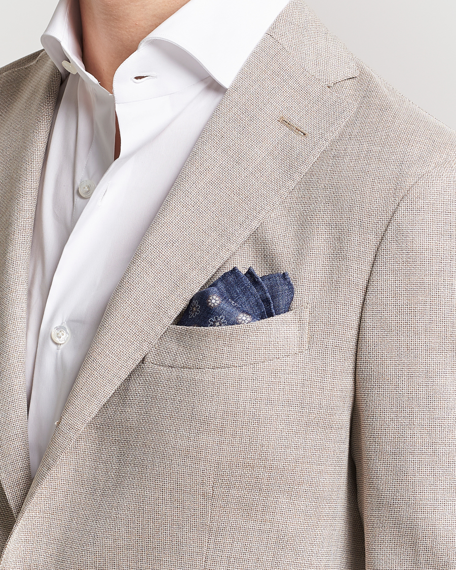 Herren | Amanda Christensen Silk Oxford Printed Flower Porcket Square Navy | Amanda Christensen | Silk Oxford Printed Flower Porcket Square Navy