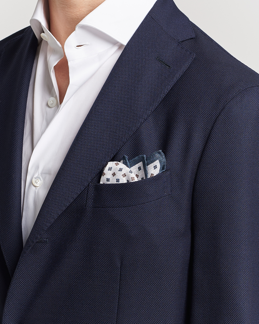 Herren | Amanda Christensen Linen Paspoal Printed Flower Pocket Square White/Navy | Amanda Christensen | Linen Paspoal Printed Flower Pocket Square White/Navy