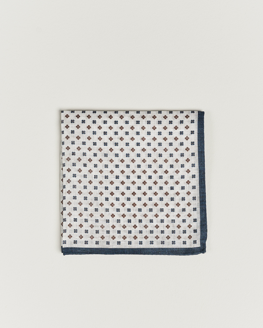 Herren | Amanda Christensen Linen Paspoal Printed Flower Pocket Square White/Navy | Amanda Christensen | Linen Paspoal Printed Flower Pocket Square White/Navy