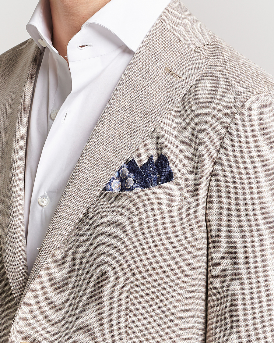 Herren | Amanda Christensen Silk Twill Printed Medallion Pocket Square Navy | Amanda Christensen | Silk Twill Printed Medallion Pocket Square Navy