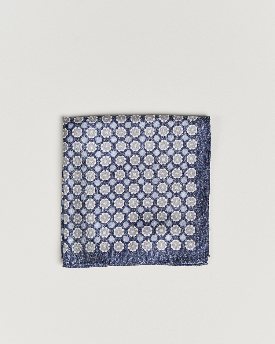 Herren | Amanda Christensen Silk Twill Printed Medallion Pocket Square Navy | Amanda Christensen | Silk Twill Printed Medallion Pocket Square Navy