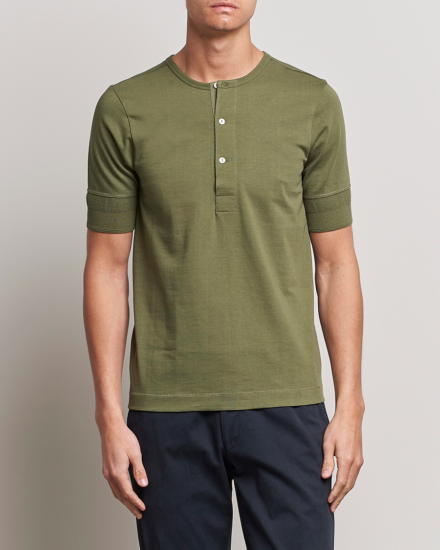 Herren | Kurzarm T-Shirt | Merz b. Schwanen | Short Sleeve Organic Cotton Henley Army