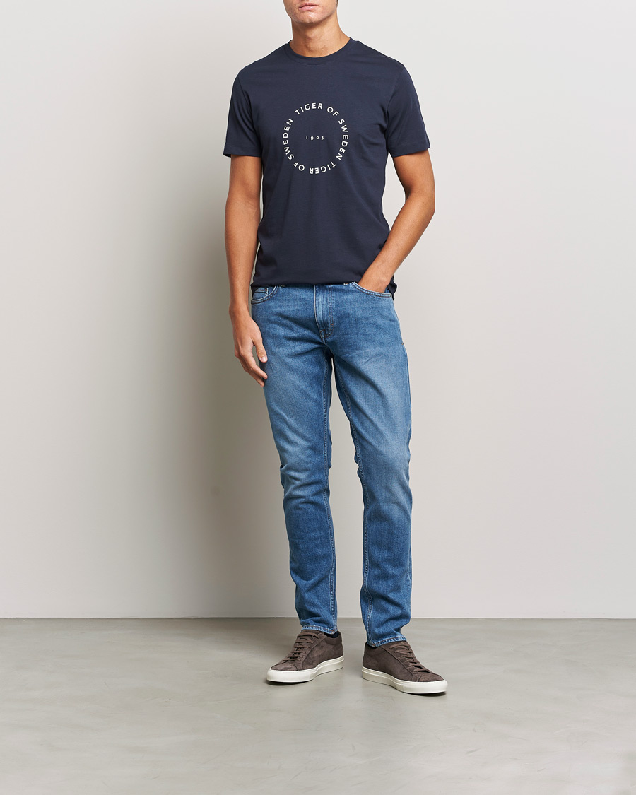 Herren | T-Shirts | Tiger of Sweden | Dillan Crew Neck Logo T-Shirt Light Ink