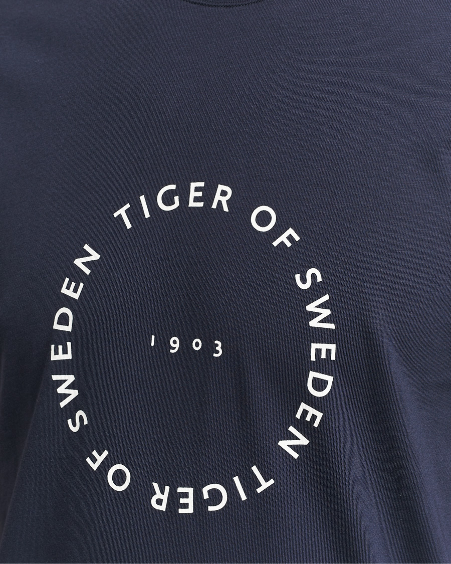 Herren | T-Shirts | Tiger of Sweden | Dillan Crew Neck Logo T-Shirt Light Ink