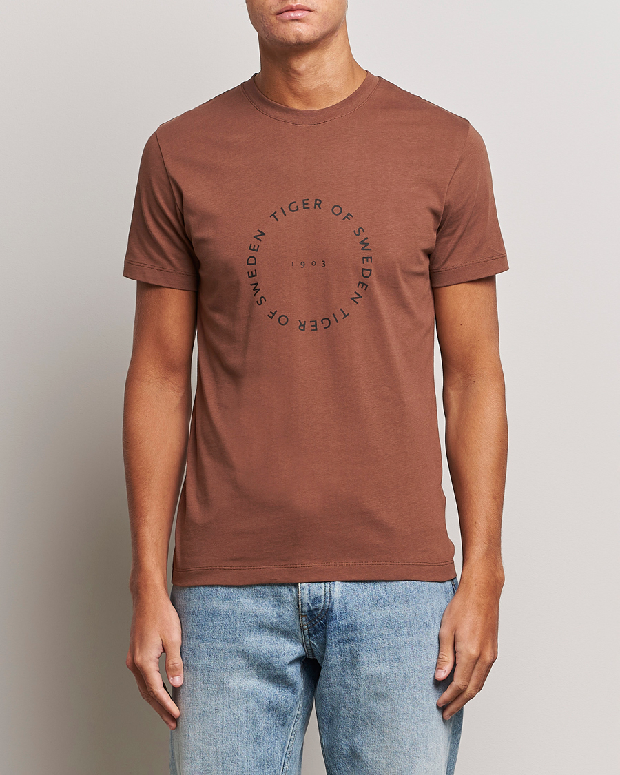 Herren | T-Shirts | Tiger of Sweden | Dillan Crew Neck Logo T-Shirt Golden Copper