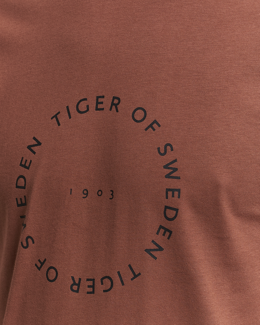 Herren | T-Shirts | Tiger of Sweden | Dillan Crew Neck Logo T-Shirt Golden Copper