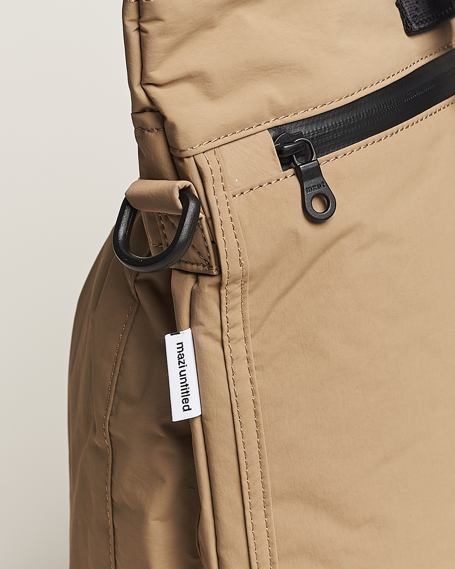 Herren | mazi untitled Helmet Bag 02 Nylon Tote Beige | mazi untitled | Helmet Bag 02 Nylon Tote Beige