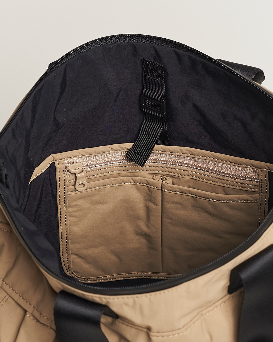 Herren | mazi untitled Helmet Bag 02 Nylon Tote Beige | mazi untitled | Helmet Bag 02 Nylon Tote Beige