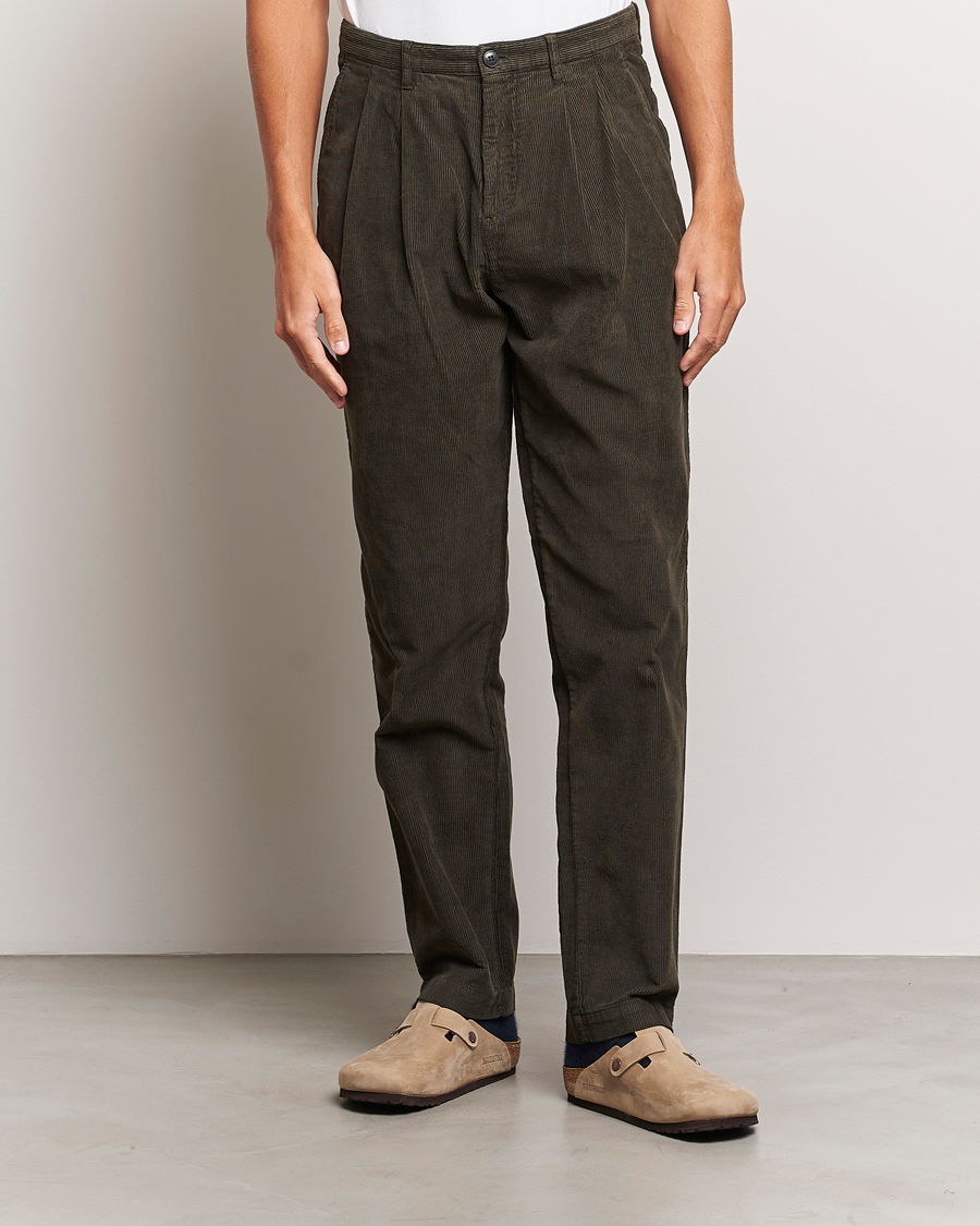 Herren | Hosen | Sunspel | Corduroy Double Pleat Trousers Coffee
