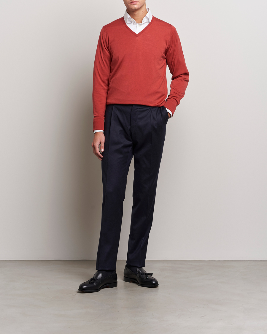 Herren | Pullover | John Smedley | Bobby Extra Fine Merino V-Neck Pullover Redwood