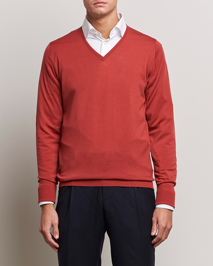 Herren | Pullover | John Smedley | Bobby Extra Fine Merino V-Neck Pullover Redwood