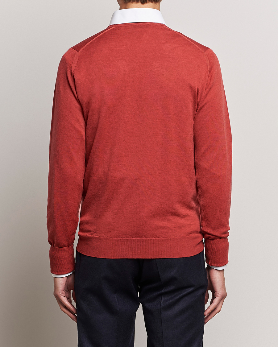 Herren | Pullover | John Smedley | Bobby Extra Fine Merino V-Neck Pullover Redwood