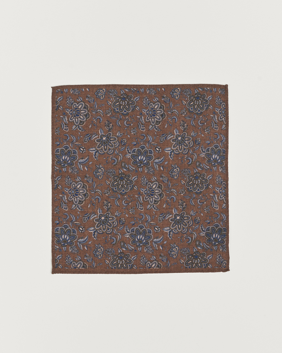 Herren | Amanda Christensen Wool Flannel Large Flower Pocket Square Brown | Amanda Christensen | Wool Flannel Large Flower Pocket Square Brown