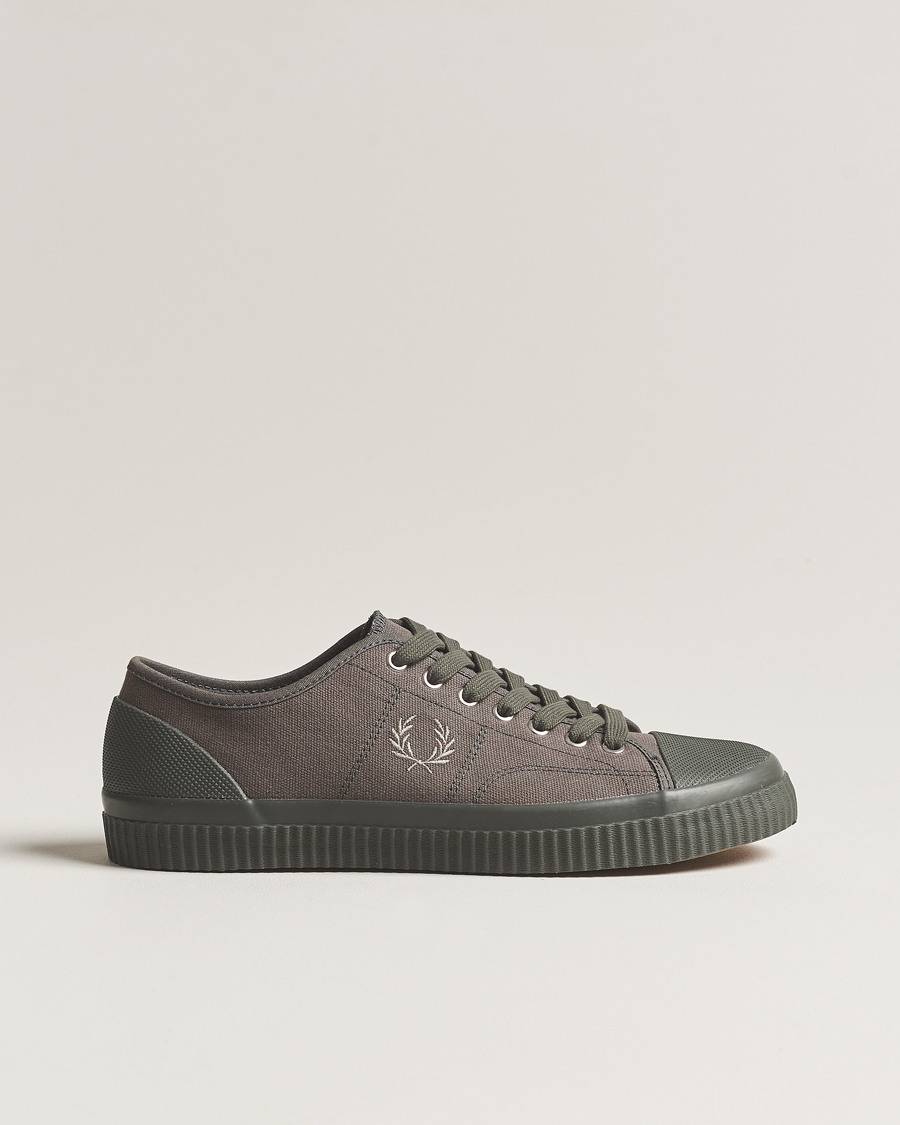 Herren | Fred Perry Hughes Canvas Sneaker Field Green | Fred Perry | Hughes Canvas Sneaker Field Green
