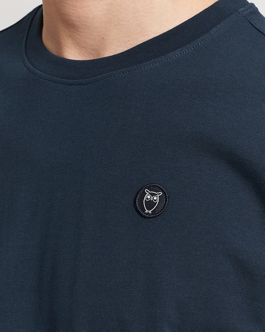 Herren | T-Shirts | KnowledgeCotton Apparel | Loke Badge T-Shirt Total Eclipse