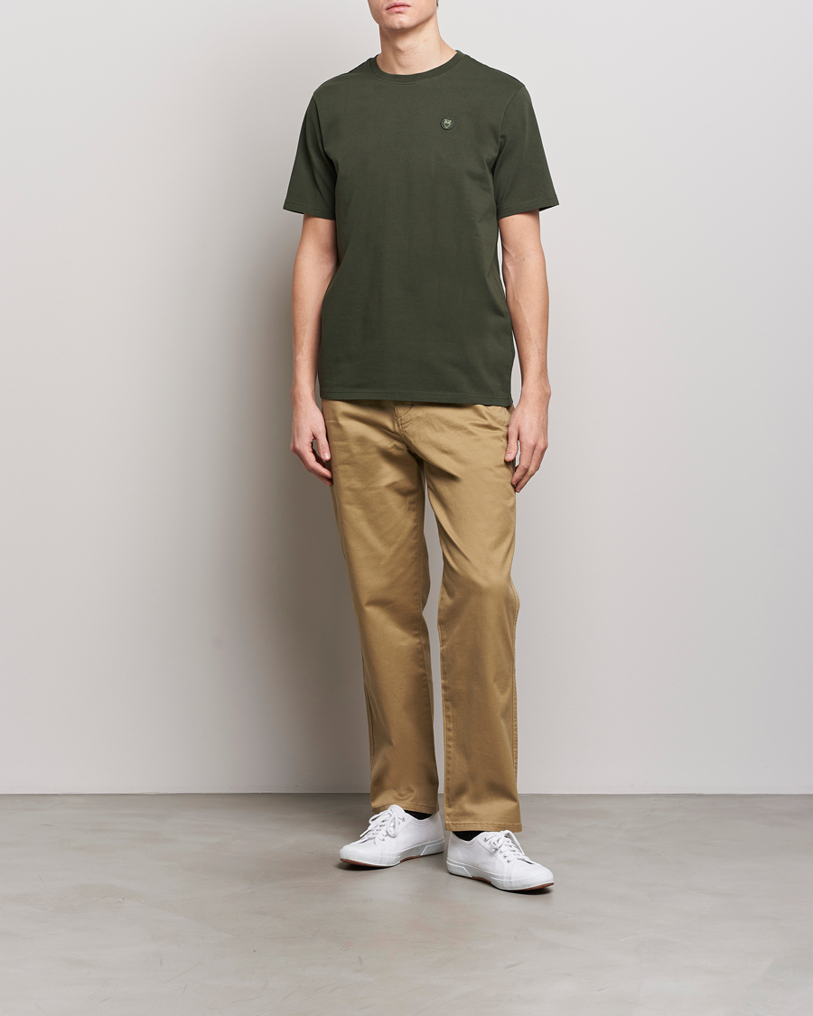 Herren | T-Shirts | KnowledgeCotton Apparel | Loke Badge T-Shirt Forest Night