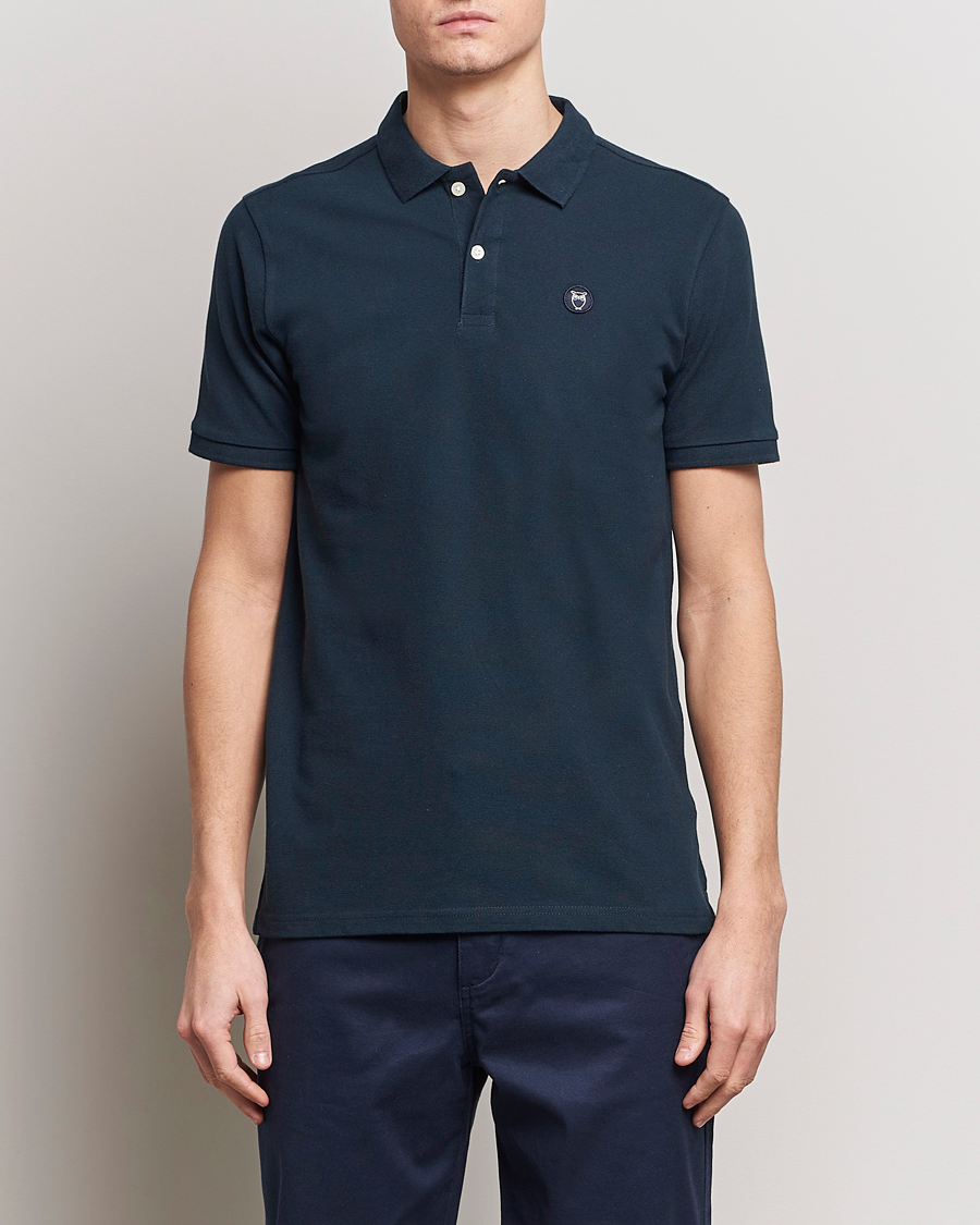 Herren | Poloshirts | KnowledgeCotton Apparel | Toke Badge Polo Total Eclipse