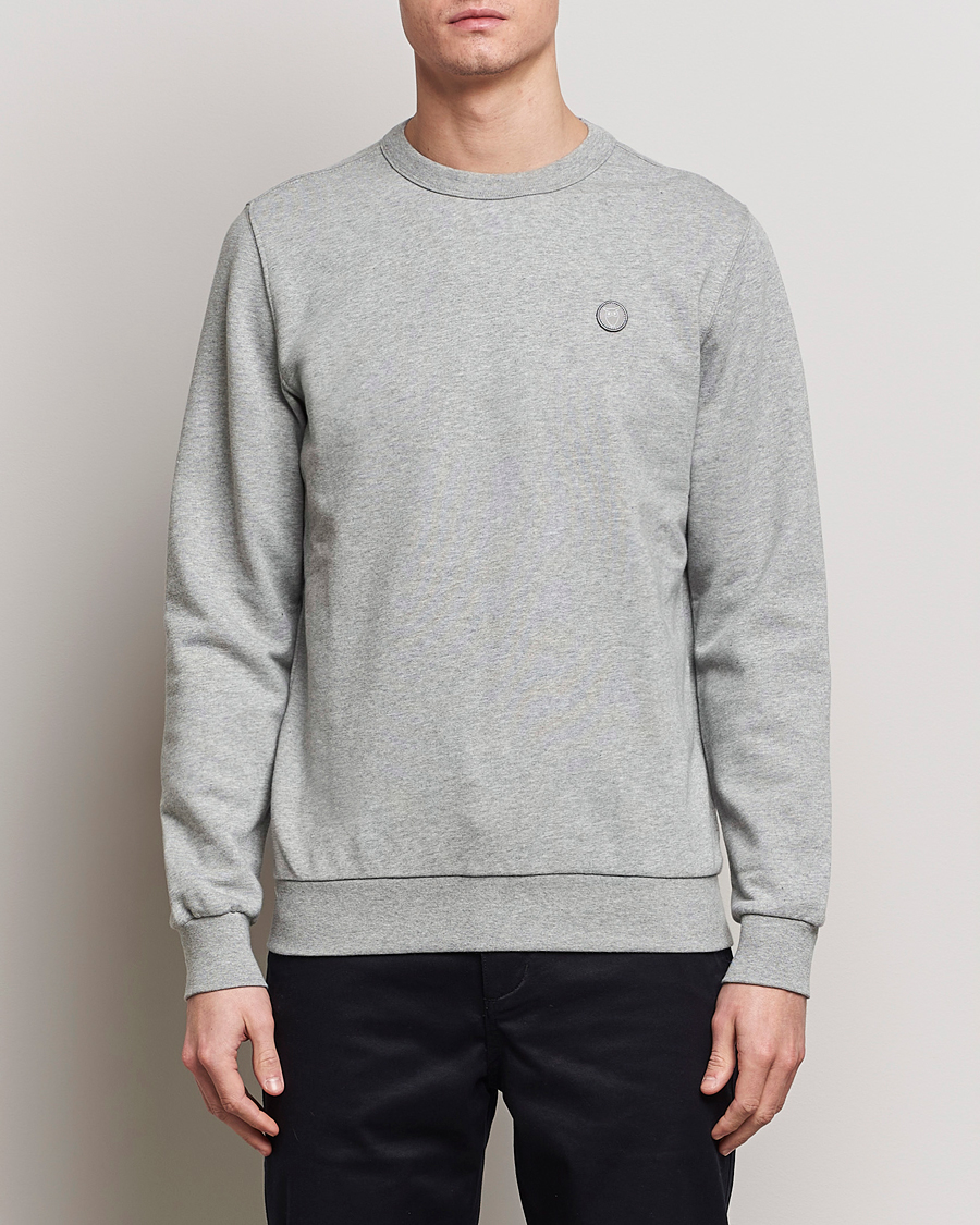 Herren | Graue Sweatshirts | KnowledgeCotton Apparel | Erik Badge Sweatshirt Grey Melange
