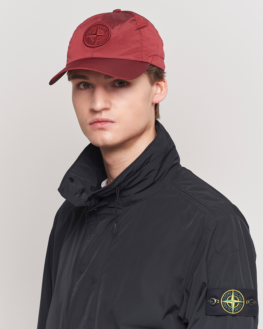 Herren | Stone Island Nylon Metal Cap Red | Stone Island | Nylon Metal Cap Red