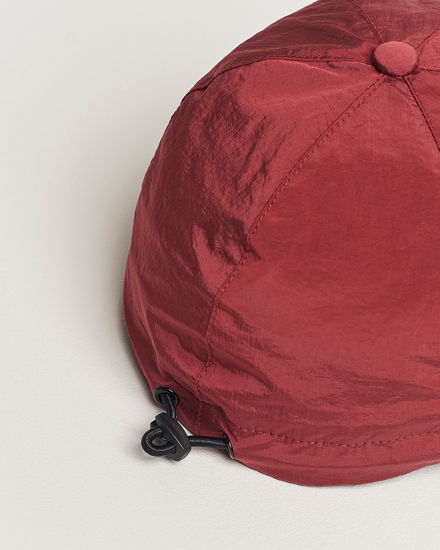 Herren | Stone Island Nylon Metal Cap Red | Stone Island | Nylon Metal Cap Red