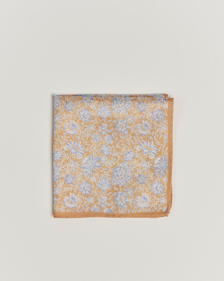 Herren | Amanda Christensen Silk Oxford Printed Flower Pocket Square Yellow | Amanda Christensen | Silk Oxford Printed Flower Pocket Square Yellow