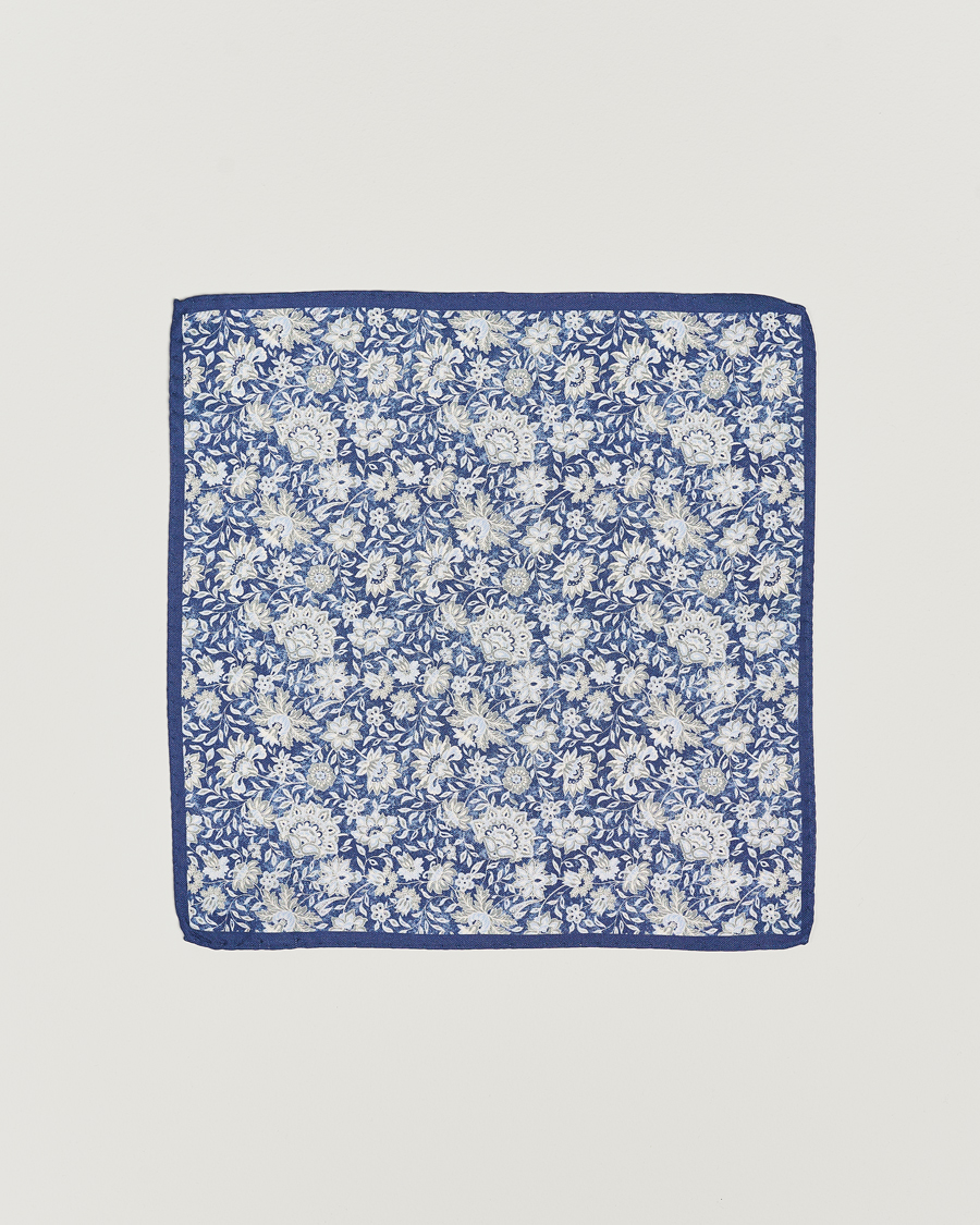 Herren | Amanda Christensen Silk Oxford Printed Flower Pocket Square Navy | Amanda Christensen | Silk Oxford Printed Flower Pocket Square Navy