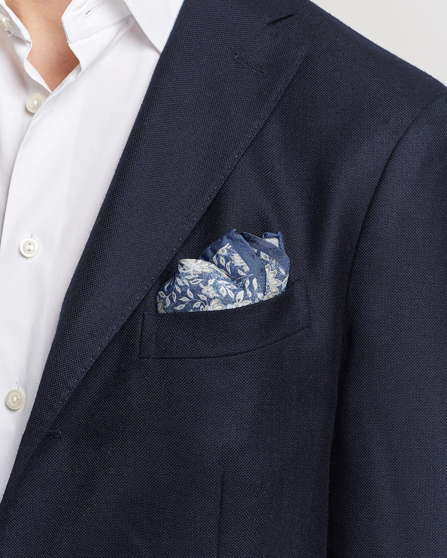 Herren | Amanda Christensen Silk Oxford Printed Flower Pocket Square Navy | Amanda Christensen | Silk Oxford Printed Flower Pocket Square Navy