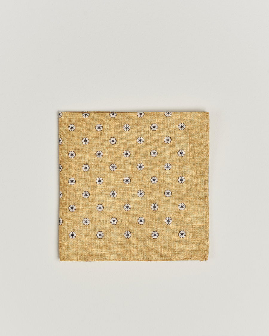 Herren | Amanda Christensen Linen Printed Flower Pocket Square Yellow | Amanda Christensen | Linen Printed Flower Pocket Square Yellow