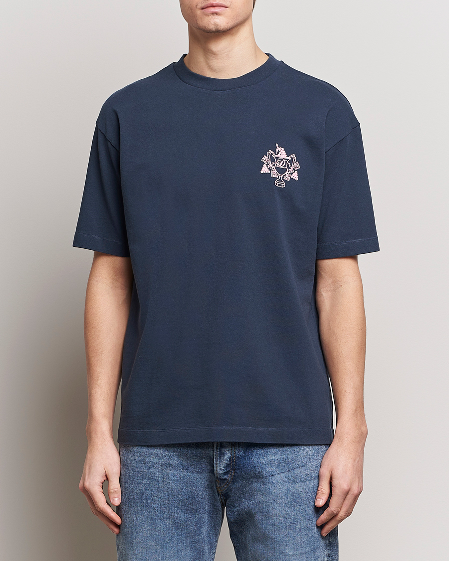 Herren | Kurzarm T-Shirt | Drôle de Monsieur | Blason Embroidered T-Shirt Midnight Blue