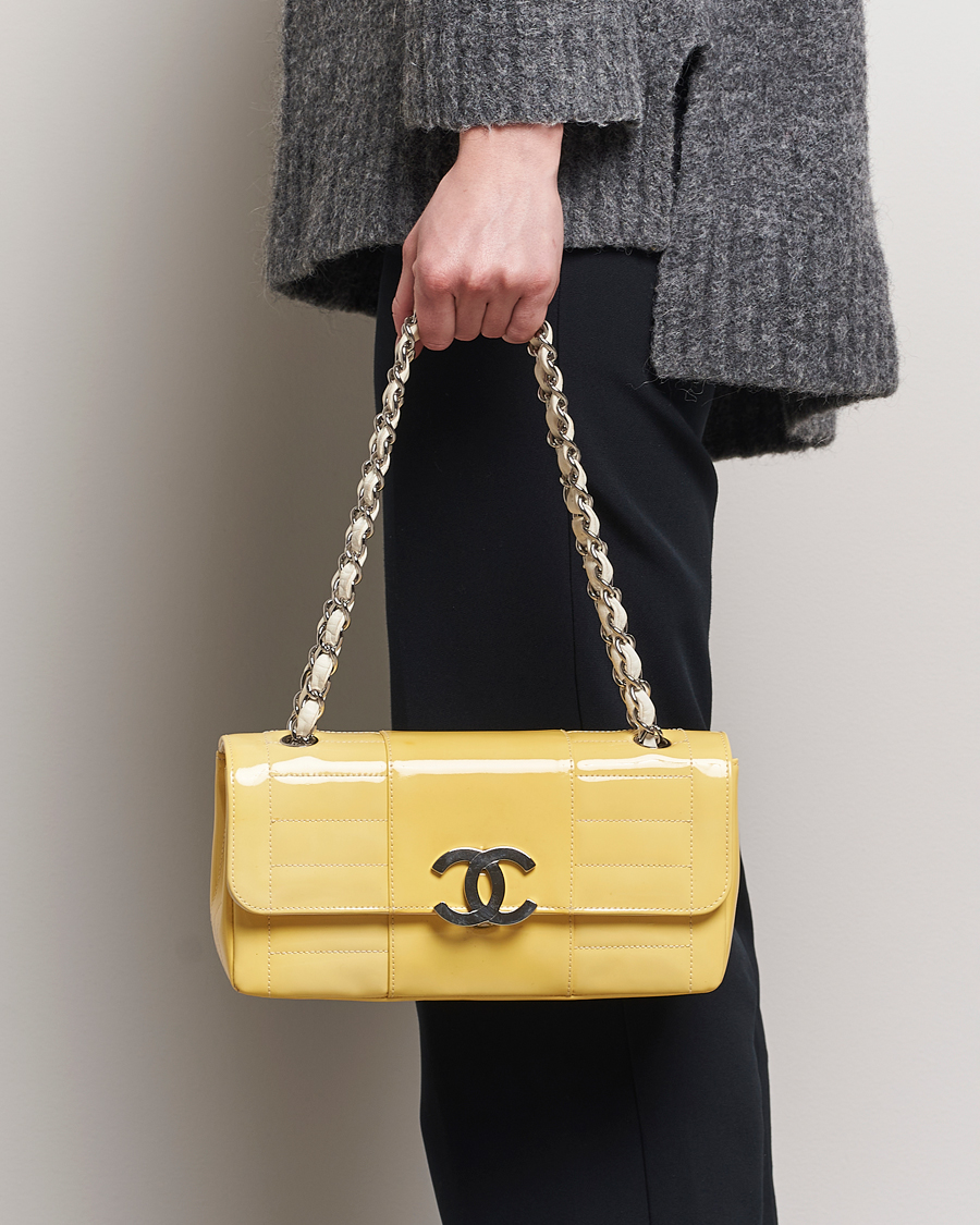Herren | Chanel Pre-Owned Patent Flap Bag Yellow | Chanel Pre-Owned | Patent Flap Bag Yellow