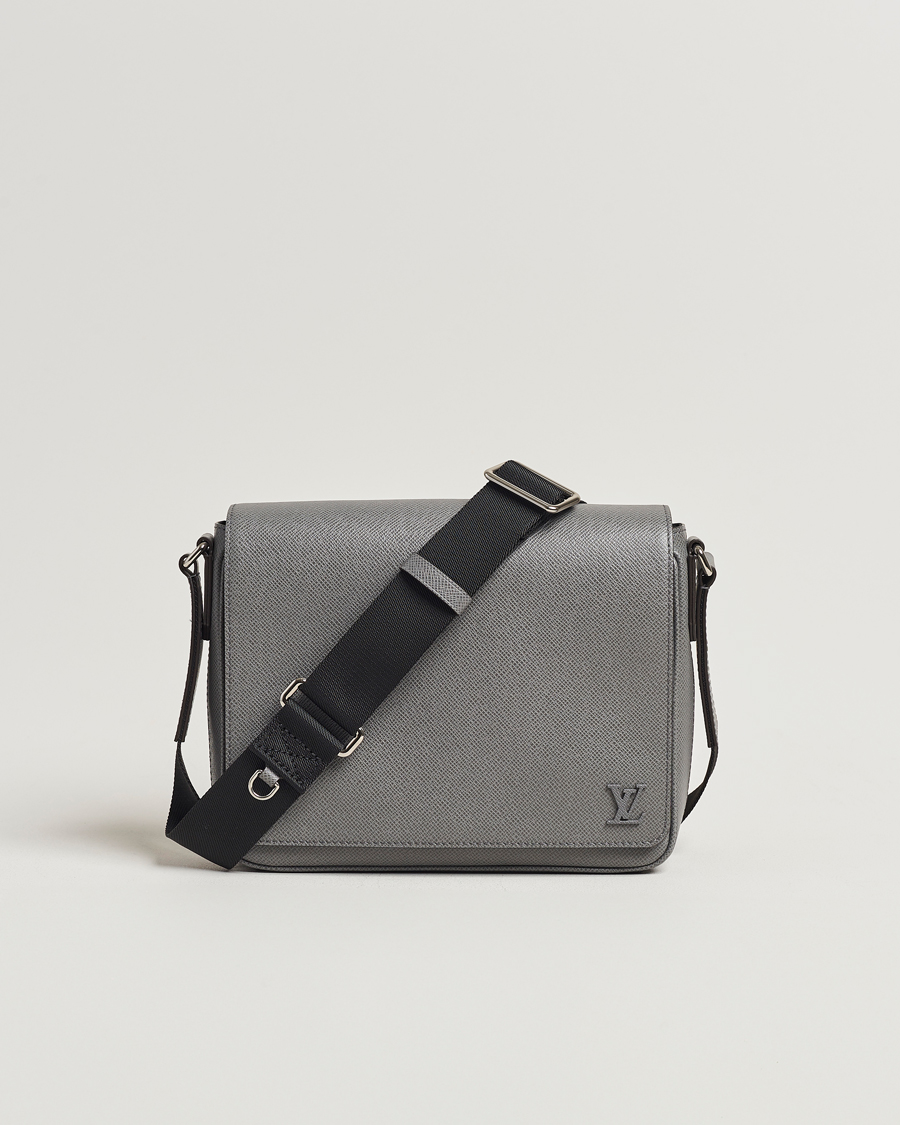 Herren | Louis Vuitton Pre-Owned District PM Taiga Messenger Grey | Louis Vuitton Pre-Owned | District PM Taiga Messenger Grey