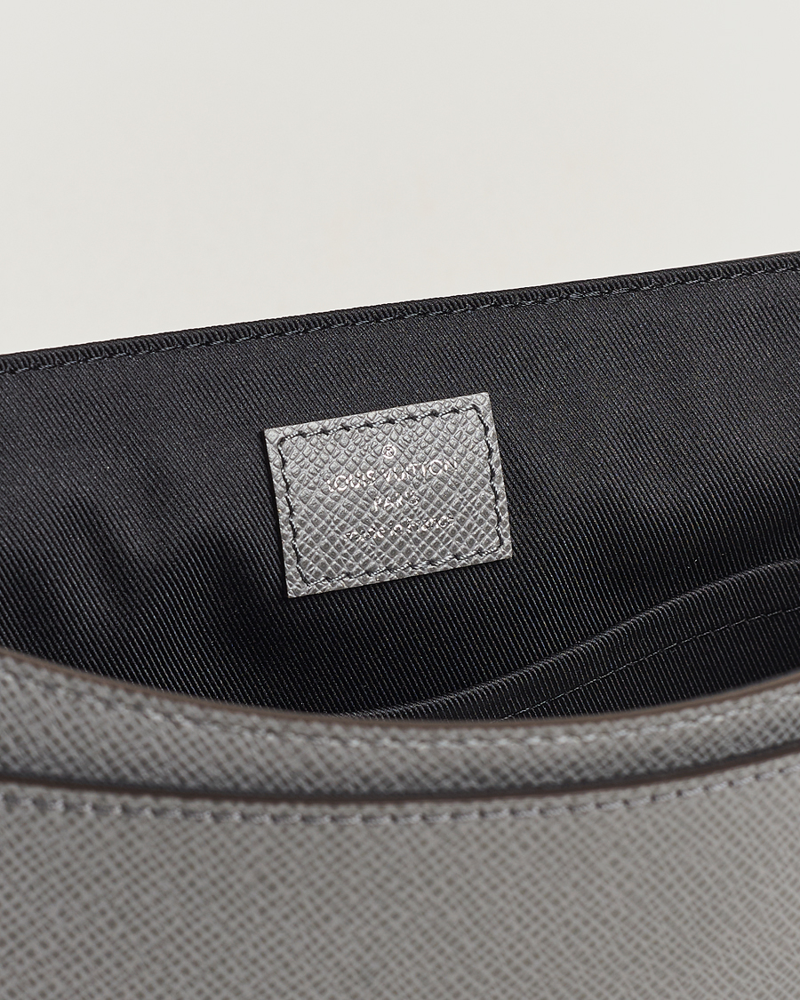 Herren | Louis Vuitton Pre-Owned District PM Taiga Messenger Grey | Louis Vuitton Pre-Owned | District PM Taiga Messenger Grey