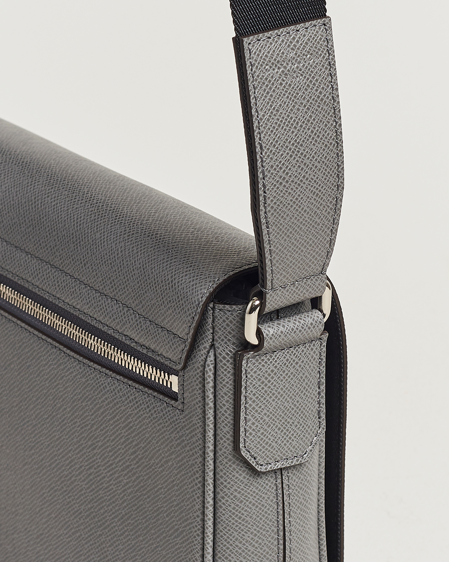 Herren | Louis Vuitton Pre-Owned District PM Taiga Messenger Grey | Louis Vuitton Pre-Owned | District PM Taiga Messenger Grey