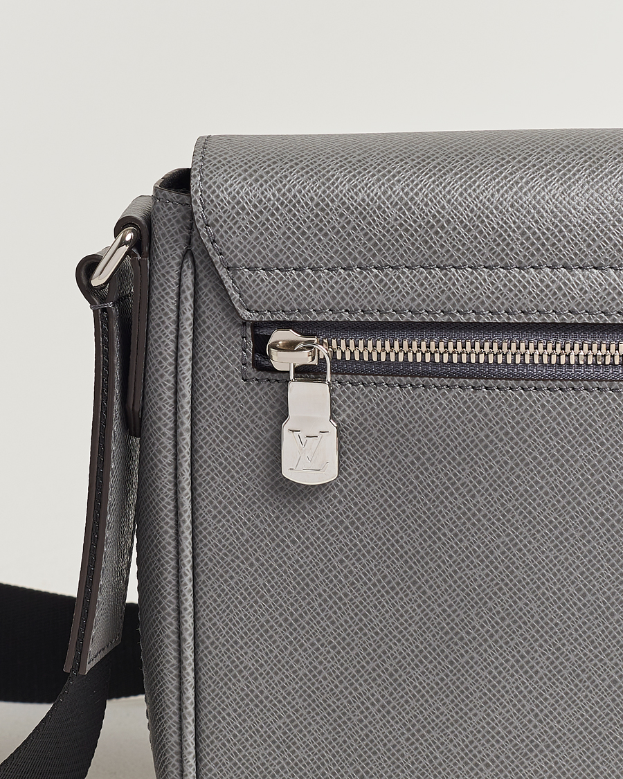 Herren | Louis Vuitton Pre-Owned District PM Taiga Messenger Grey | Louis Vuitton Pre-Owned | District PM Taiga Messenger Grey