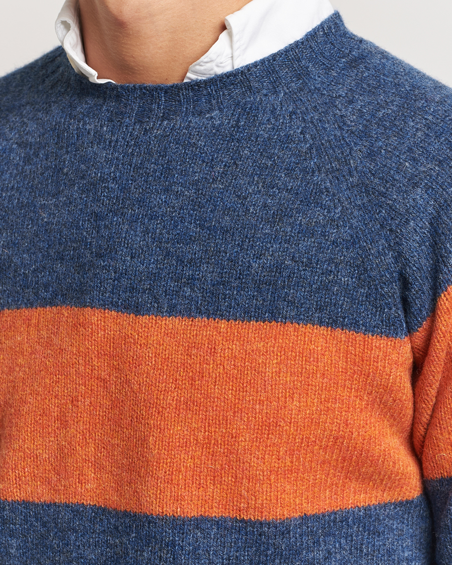 Herren | Pullover | Harley Of Scotland | Block Stripe Lambswool Crewneck Blue/Orange