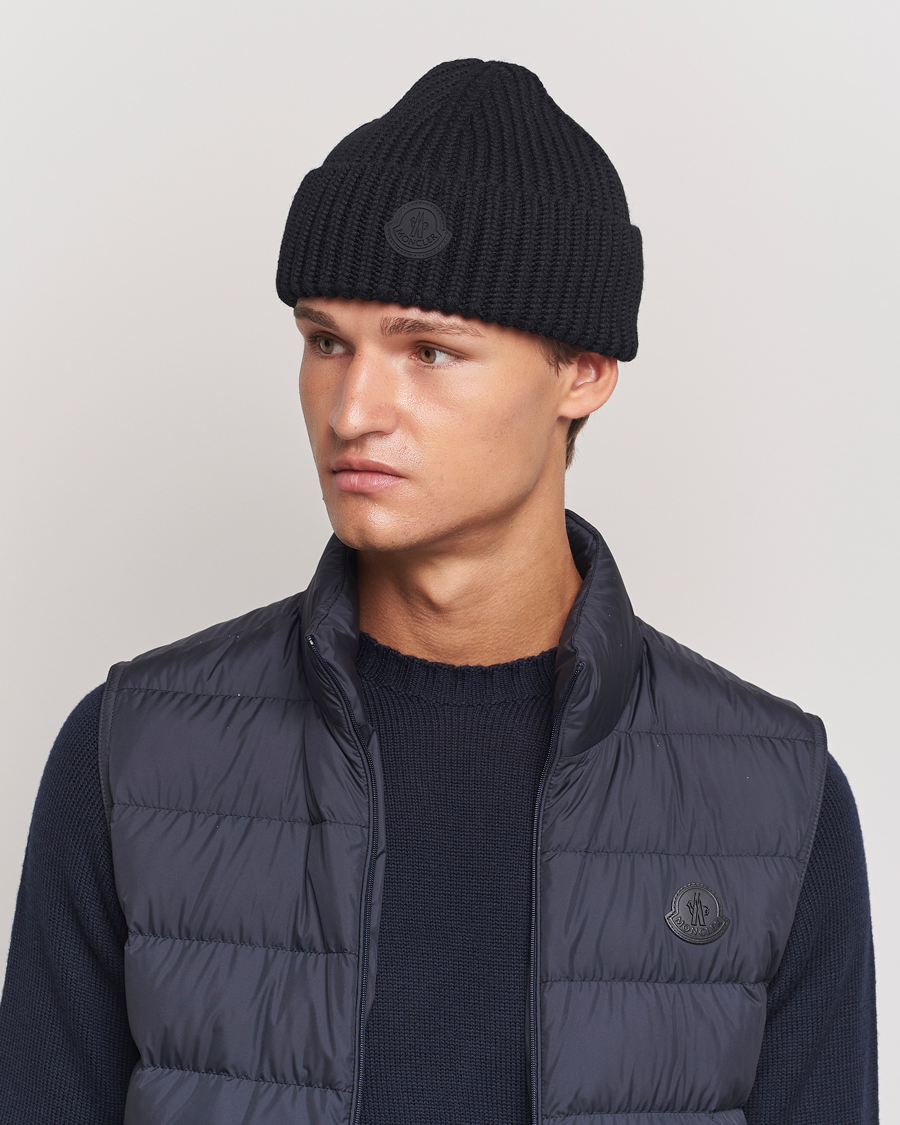 Herren | Moncler Tonal Logo Beanie Black | Moncler | Tonal Logo Beanie Black