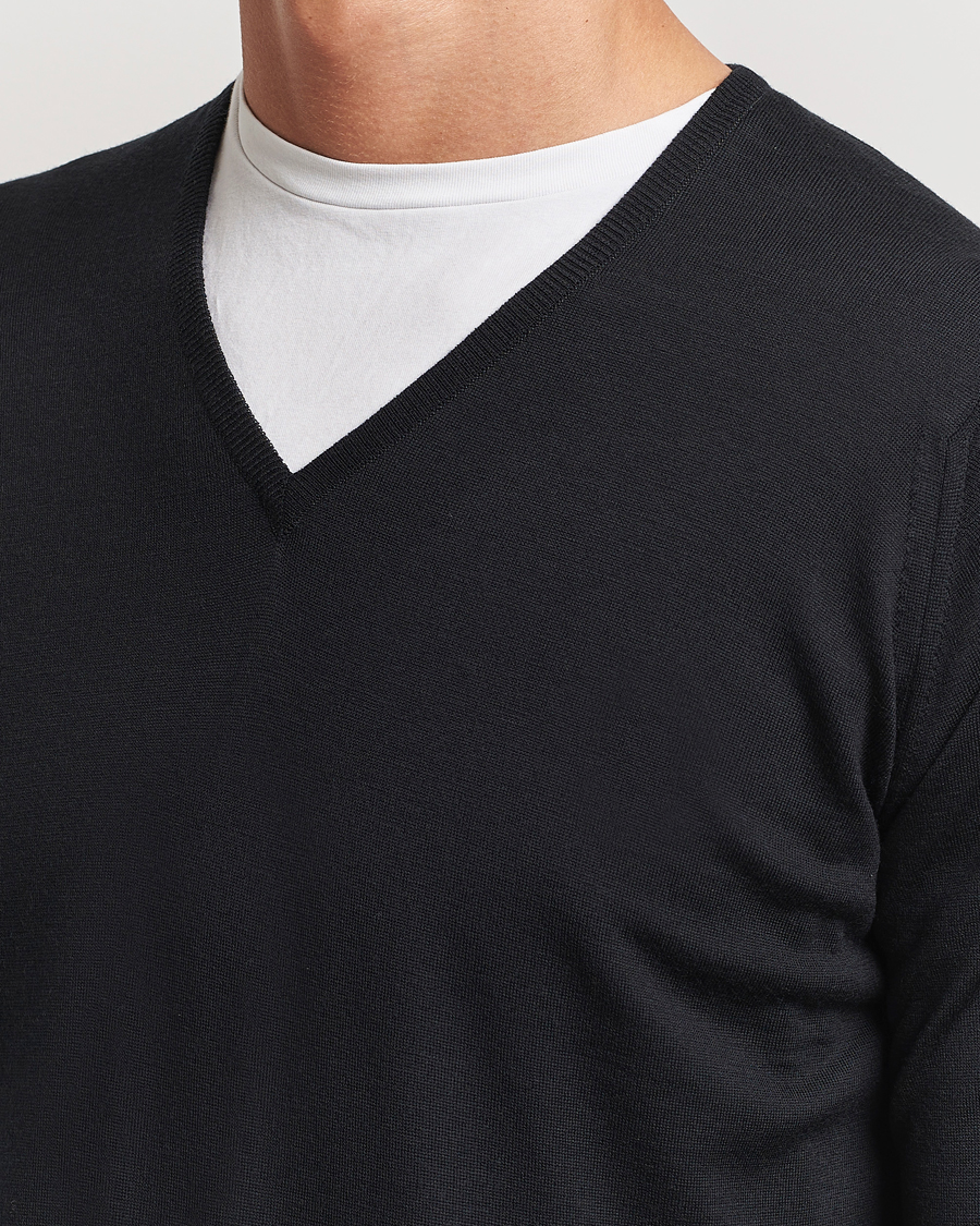 Herren | Pullover | John Smedley | Bobby Extra Fine Merino V-Neck Pullover Black